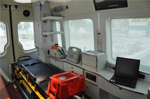 策勒县救护车内部